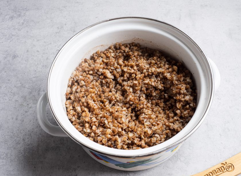 1. Этап. Гречка в сливочном соусе: Гречку промойте и отварите до готовности в подсоленной по вкусу воде.