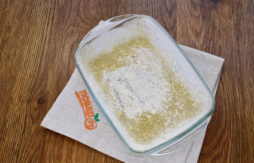 1. Этап. Запеканка из белой рыбы с креветками в томатном соусе: Форму для запекания смажьте маслом, посыпьте измельченными овсяными хлопьями.