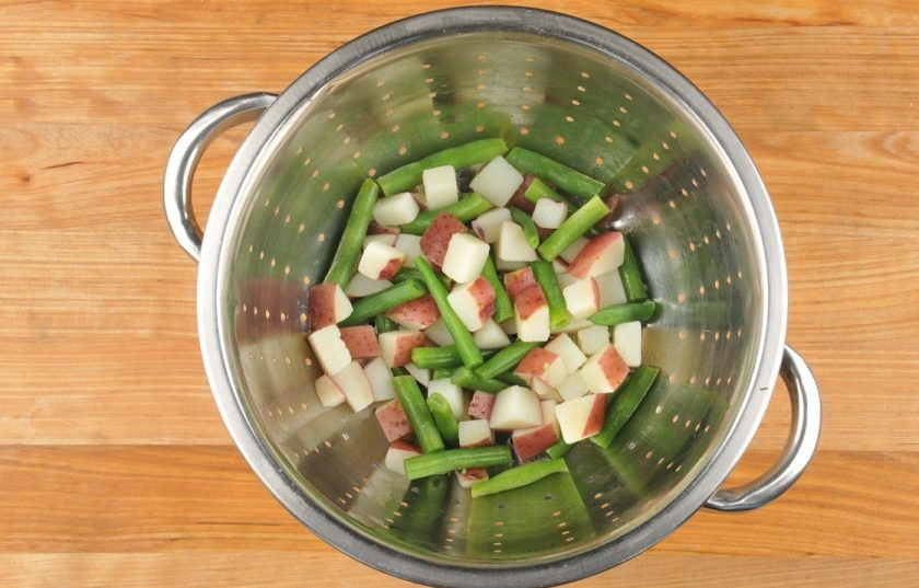 1. Этап. Жареная форель с гарниром: 2. Затем доведите до кипения 2 кружки подсоленной воды вместе с картофелем. Варите его в течение 7 минут. Потом добавьте фасоль и варите ещё 4 минуты. После этого слейте воду.