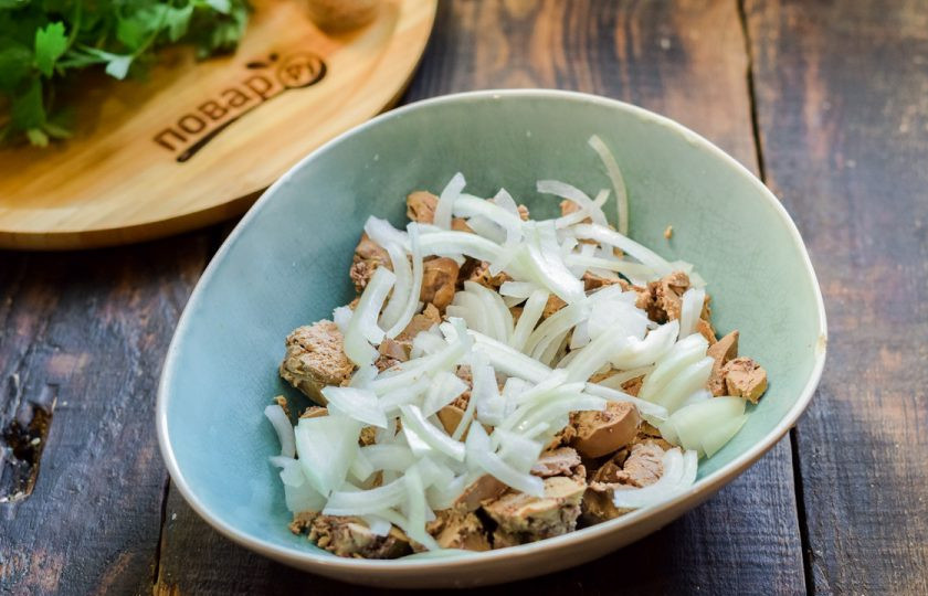 1. Этап. Салат Пассажирский: Добавьте к печени нарезанный полукольцами репчатый лук. Также, по желанию, лук можно мариновать.