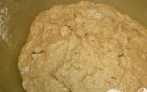 1. Этап. Кулич с орехами: Затем, к желткам добавить коньяк, ванилин и масло (предварительно растопить) перемешиваем до однородного состояния. Затем переливаем всё в опару, ещё раз перемешать и добавить цедру, оставшуюся муку и пряности, хорошенько вымешиваем.