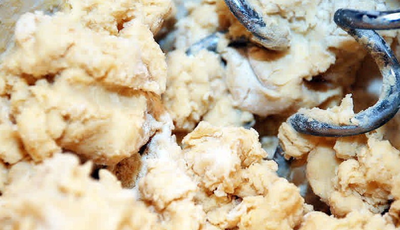 1. Этап. Пирог Кудрявый: 2. Погасите соду уксусом. Влейте в емкость, хорошо смешайте ингредиенты. Просейте муку, она избавится от комков и станет пушистой. Отдельно отставьте полстакана муки. В получившуюся массу всыпьте муку. Перемешайте тесто. Это можно сделать и миксером с помощью спиральных насадок. Хорошо замесите тесто. Оно должно стать однородной пластичной массой. По классическому рецепту тесто необходимо охладить в холодильнике. Можно использовать его для приготовления и неохлажденным.