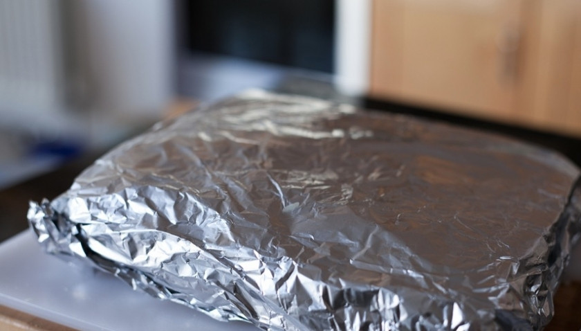 1. Этап. Свинина запеченная с чесноком: Заворачиваем свинину в фольгу и оставляем на пару часов в прохладном месте. Свинина должна пропитаться запахом чеснока.