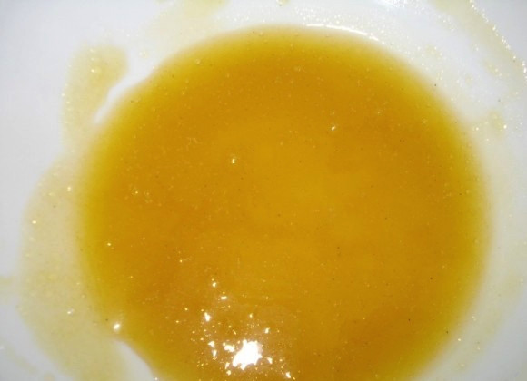 1. Этап. Дижонская горчица: Пока разбухают зёрна, приготовьте заправку. Для этого смешайте сахар, мёд (желательно жидкий), куркуму, уксус и столовую ложку воды. Всё это нужно хорошо перетереть и оставить, чтобы сахар и мёд растворились. Настаивайте заправку минимум час.