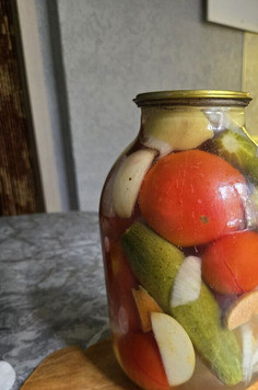 1. Этап. Яблочно-луковые томаты: Залить кипятком, оставить минут на 20. Воду слить опять в кастрюлю, добавить соль, сахар. Вскипятить. Залить в нашу баночку уксус, рассол и закатать. Укутывать не надо. Просто постоит перевернутая до остывания. И все.