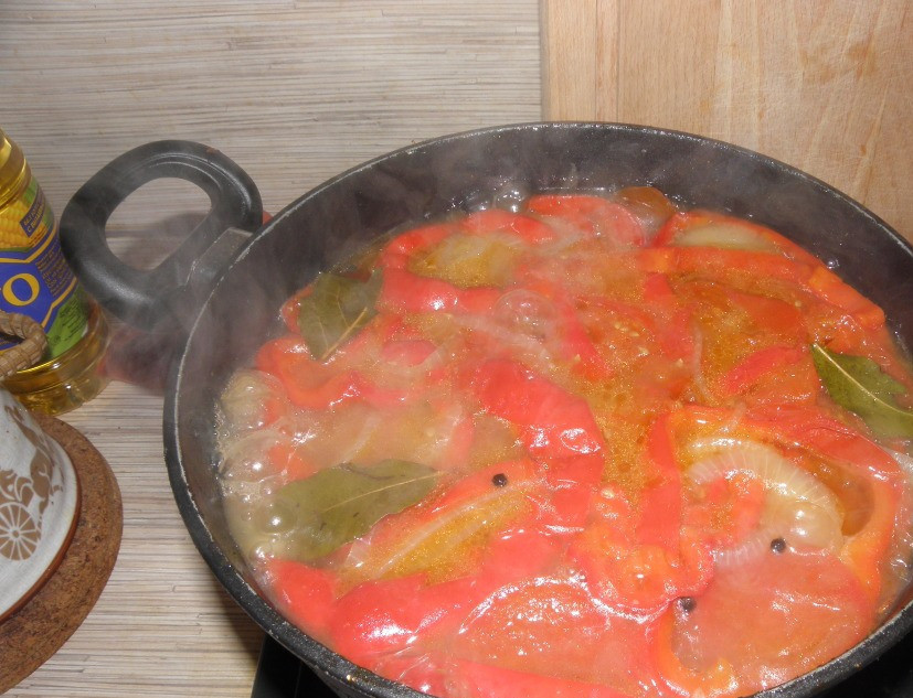 1. Этап. Баранина в собственном соку: Добавьте специи, лавровый лист, соль и перец по вкусу и тушите на слабом огне 1 час 40 минут.