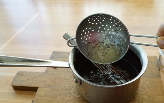 1. Этап. Зеркальная глазурь Гляссаж: 4. Выложите желатин в сотейник.