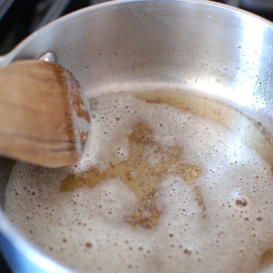 1. Этап. Жареная спаржа в бальзамическом соусе: В кастрюльке растапливаем сливочное масло. Когда растопится - снимаем с огня, остужаем до комнатной температуры.