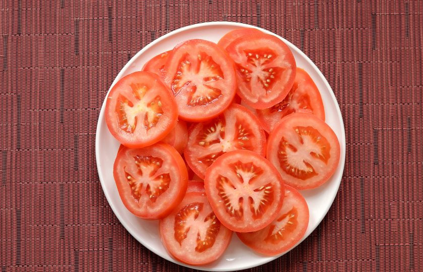 1. Этап. Закусочные помидоры: Помидоры нарежьте кружочками толщиной полсантиметра.