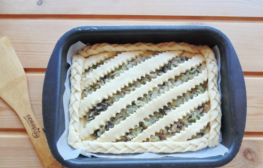 1. Этап. Пирог с капустой и грибами: Выложите косички из теста по периметру пирога.