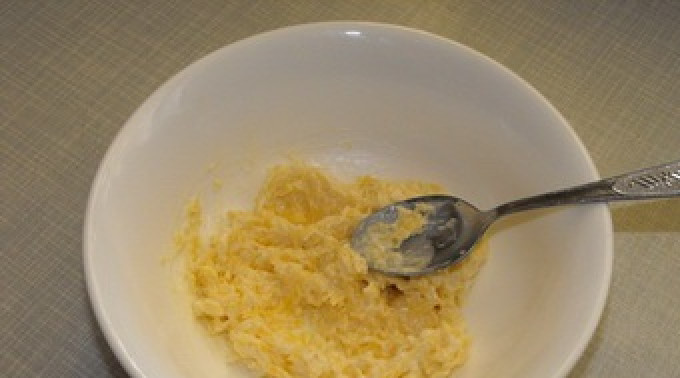 1. Этап. Яйца, фаршированные грибами: 4. Натираем сыр и добавляем в него чеснок, хорошо перемешиваем и добавляем немного майонеза (чтобы лучше перемешать).