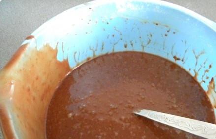 1. Этап. Торт Косметичка: 1. Для приготовления теста необходимо соединить сахар, разрыхлитель и соду, просеянную муку и какао. Отдельно взбить яйца и влить в сухие ингредиенты. Постепенно добавить молоко, тщательно перемешивая, чтобы не было комков. В один прием ввести кипяток и как следует перемешать.