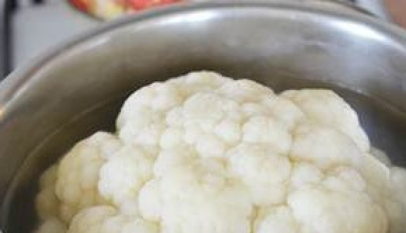 1. Этап. Фаршированная цветная капуста, запеченная в духовке: В первую очередь нужно сварить капусту в кипящей, подсоленной воде. Варить около 15 минут.