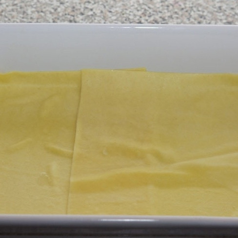 1. Этап. Лазанья с мясом: В слегка смазанную маслом форму для запекания выкладываем слой листов для лазаньи (если форма и листы не соответствуют друг другу по размерам, листы можно разрезать).