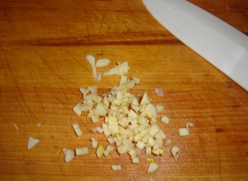 1. Этап. Отбивные в мультиварке: 2. Чеснок чистим, мелко нарезаем при помощи ножа.