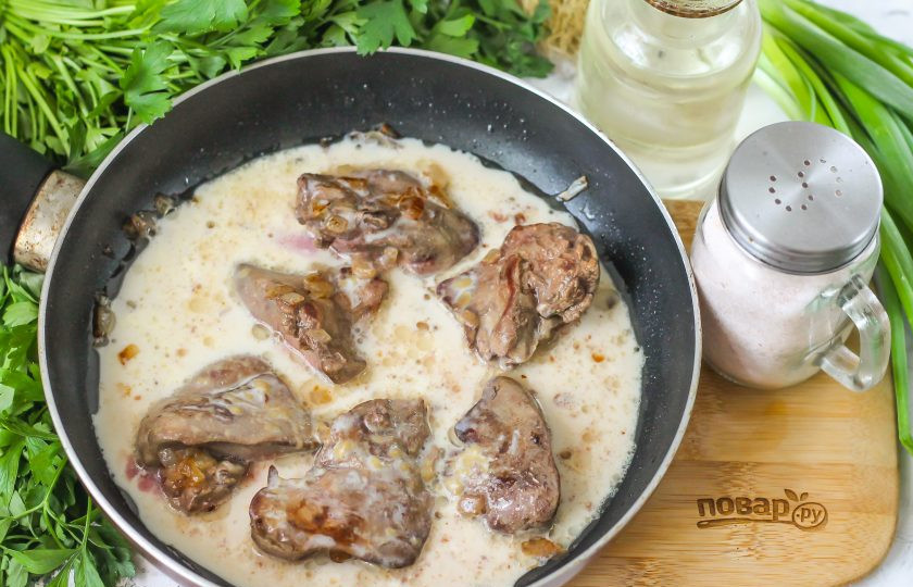 1. Этап. Куриная печень в горчичном соусе: Перелейте горчичную заправку в емкость с обжаренной печенью и потушите примерно 2-3 минуты до готовности под крышкой на минимальном нагреве.