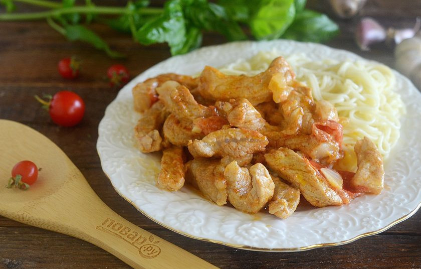 1. Этап. Свинина с паприкой: 8. Макаронные изделия отварите до готовности, воду слейте и добавьте масло. Подавайте мясо с макаронами. Приятного аппетита!