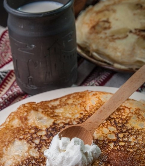 1. Этап. Кефирные блины: 6. Не забываем каждый блин смазывать сливочным маслом. Подавать их лучше всего горячими. Я люблю со сметаной.