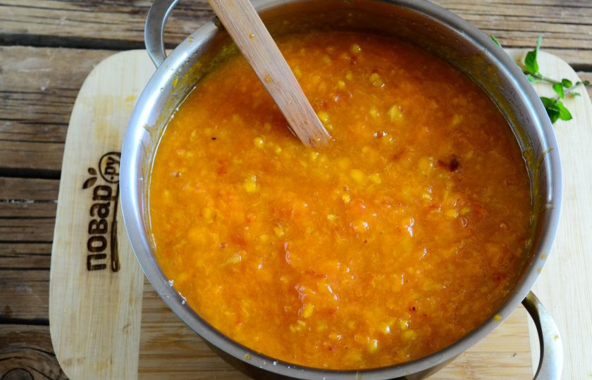 1. Этап. Абрикосовый джем с апельсином на зиму: Варите абрикосовый джем с апельсином 30-40 минут на медленном огне, часто помешивая.