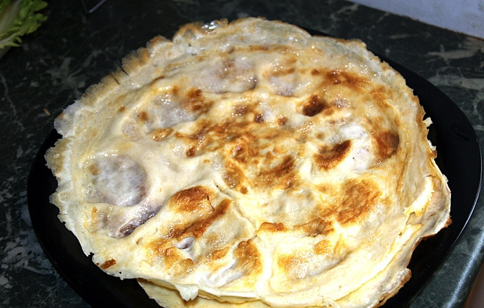 1. Этап. Салат с блинами и мясом: Приготовьте тесто для блинов и пожарьте блины. С десяти столовых ложек муки и вас получится около 8 блинов.