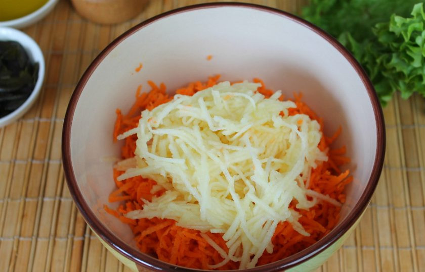 1. Этап. Салат Оранжевое чудо: Яблоко чистим, трем и высыпаем к моркови.