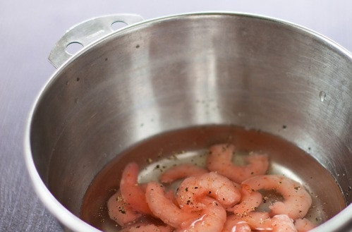 1. Этап. Парфе из креветок: Креветки положите в холодную воду, посолите и поперчите. Варите до закипания воды, затем обсушите.