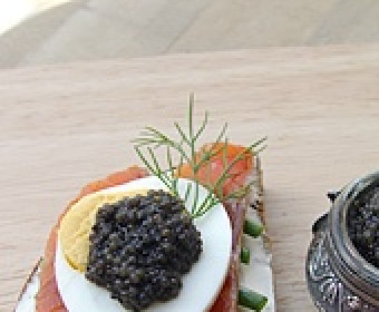 1. Этап. Бутерброд с черной икрой: Чудесный бутерброд на ржаном хлебе с маслом и семгой, украшенный половинкой яйца с черной икрой подходит, чтоб совсем поразить воображение и вкус гостей.