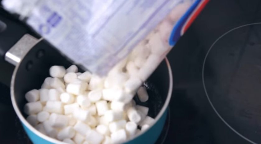 1. Этап. Шарики из попкорна с маршмеллоу: 2. Затем растопите на небольшом огне сливочное масло, добавив к нему соль и ванильный сахар. Когда масло растает, уменьшите огонь и добавьте маршмеллоу.