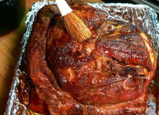 1. Этап. Запеченное мясо в духовке: Смажьте мясо смесью лимонного сока и масла.