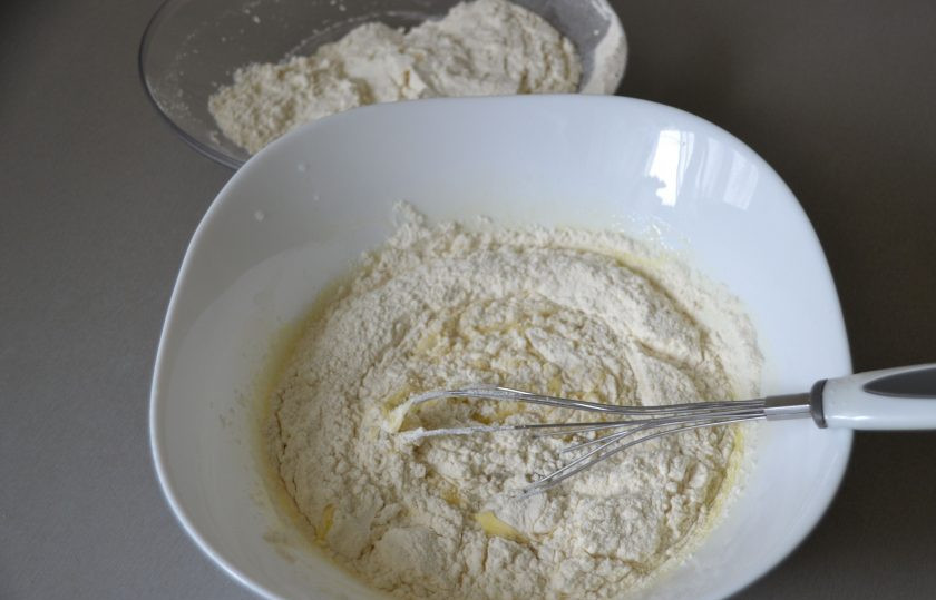 1. Этап. Тейглах: Всыпьте муку и замесите тесто.