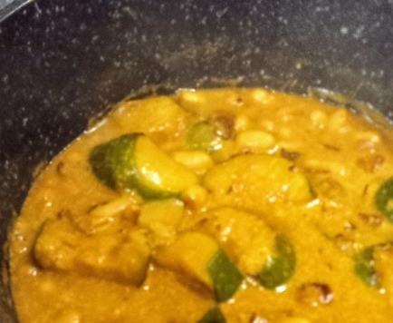 1. Этап. Карри из цуккини и белой фасоли: Добавить кокосовое молоко и фасоль. Огонь не сбавлять! Готовить ещё 5 минут до мягкости цуккини.