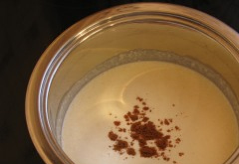 1. Этап. Паста с телятиной: Для соуса смешиваем в сотейнике творожный сыр, сливки, тертый пармезан, мускатный орех, соль и перец по вкусу. Доводим все до кипения, готовим, помешивая, до загустения.