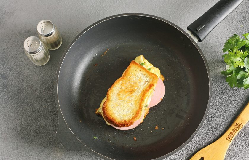 1. Этап. Португальский завтрак: Дайте хлебу немного подрумяниться, а затем сложите сэндвич пополам.