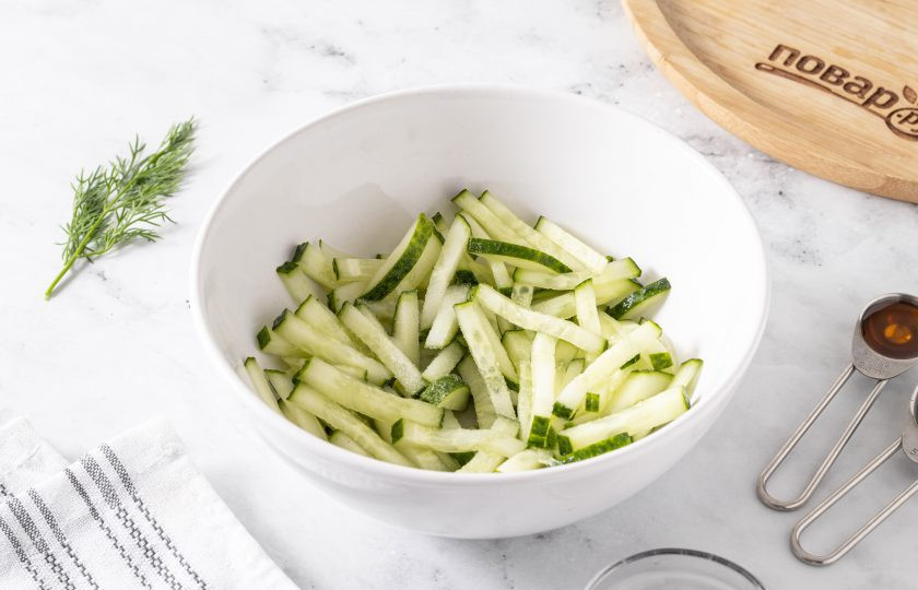 1. Этап. Онигири с огурцом: Огурцы нарежьте брусочками, подсолите и оставьте на 10-12 минут. Затем слейте сок, который образовался, а огурцы тщательно отожмите.