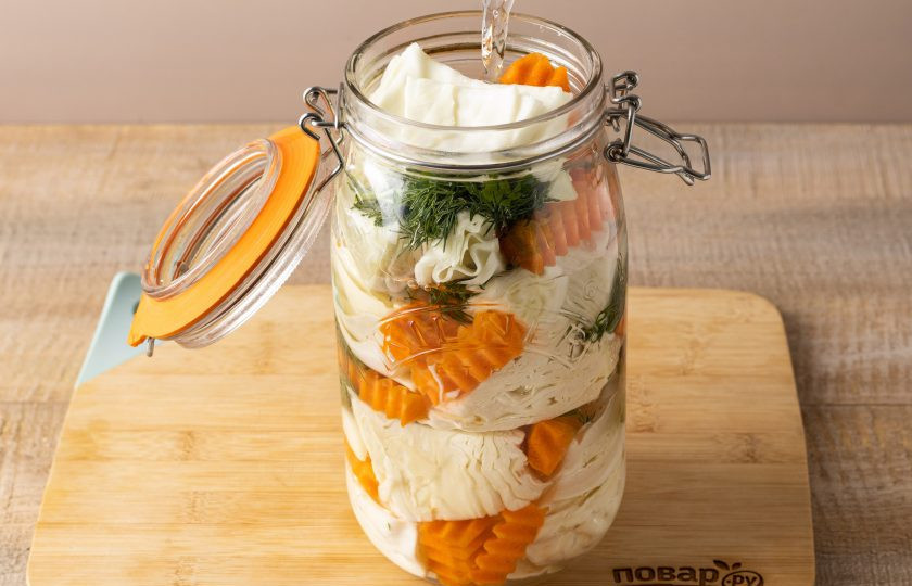 1. Этап. Турша с капустой на зиму: Влейте маринад до самых краев банки, чтобы он полностью покрывал капусту.