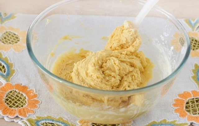 1. Этап. Пирог из мягкого творога: Смешайте до загустения теста.