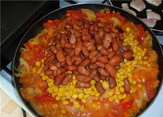 1. Этап. Рагу по-мексикански: Еще через 5-6 минут добавляем в сковороду фасоль. Когда фасоль потушится пару минут - добавляем по вкусу все необходимые специи.