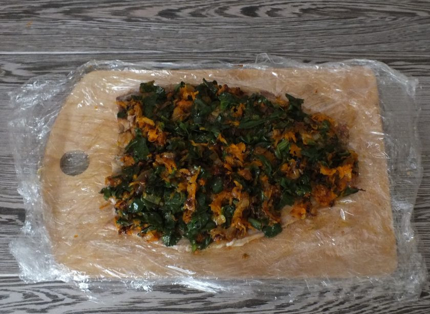 1. Этап. Скумбрия фаршированная с желатином и яйцом: Разложите ровным слоем обжаренные овощи.