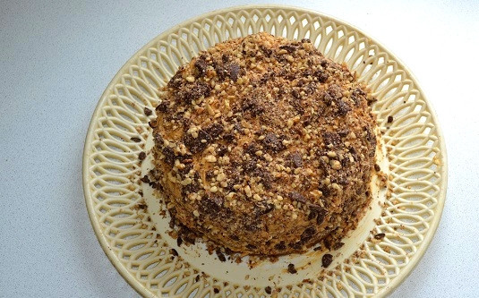 1. Этап. Торт Витязь: Готовый тортик присыпьте измельченными орешками с шоколадом.