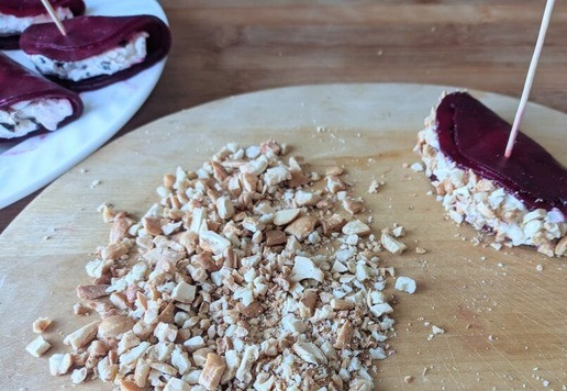 1. Этап. Закуска из свеклы с творожным сыром: Берём любые орехи на ваш вкус. У меня - грецкие и кешью, подсушиваем на сковороде. Измельчаем. Я использовала скалку. Сложенные кружки свеклы со стороны начинки посыпаем дробленными орехами.