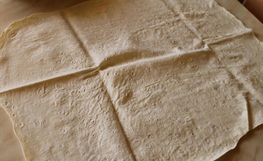 1. Этап. Лаваш с начинкой: 3. Лаваш достаю из упаковки, выкладываю на ровную поверхность и разворачиваю.