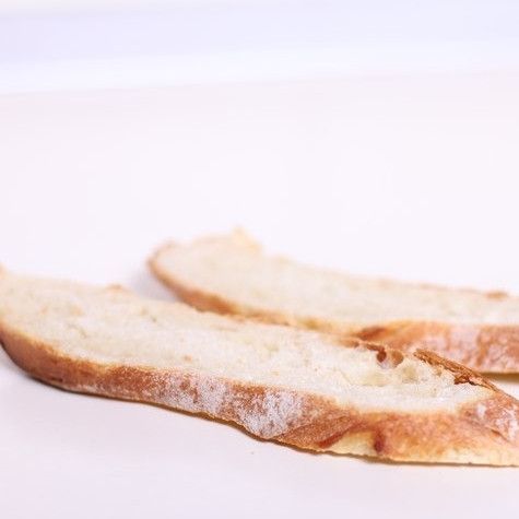 1. Этап. Сэндвич со слабосоленой семгой и авокадо: Берем два ломтика хлеба.