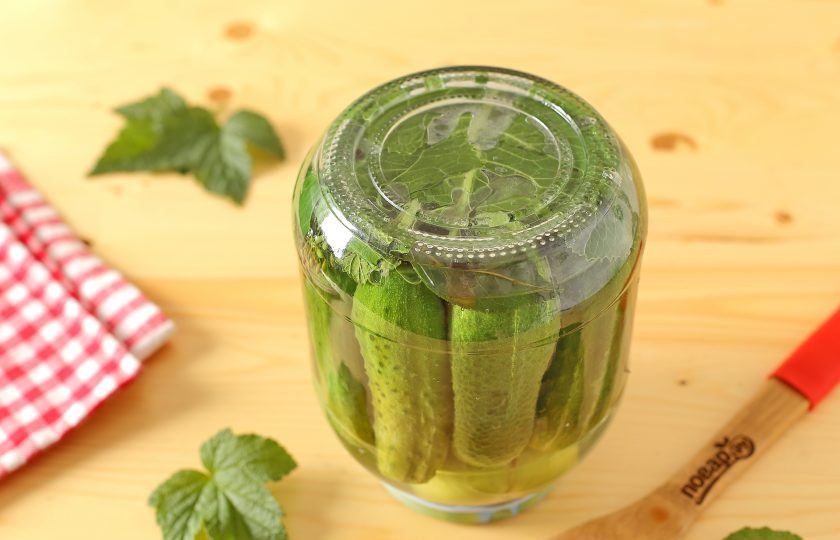 1. Этап. Огурцы с зелеными помидорами на зиму: Затем воду слейте обратно (если немного воды осталось до этого в кастрюльке, там же ее и оставляем), добавьте сахар, соль и вновь доведите до кипения. Кипящим маринадом залейте опять огурцы с помидорами, сверху в банку налейте уксус, банку закрутите или закатайте. Немного потрясите, чтобы уксус равномерно распределился, переверните, укутайте и оставьте до остывания.