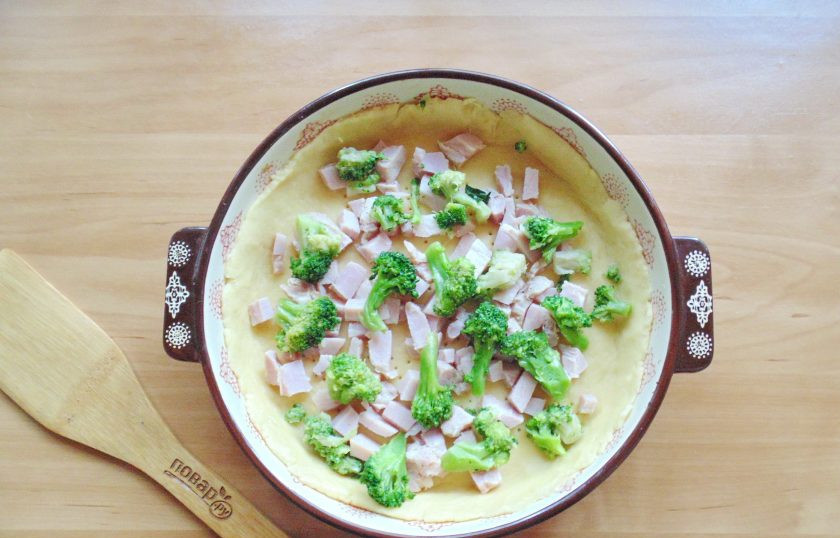 1. Этап. Киш с брокколи и шпинатом: Если у вас свежая брокколи, то разберите её на соцветия и отварите в воде до мягкости. Охладите и нарежьте. Мороженную — разморозьте, помойте и нарежьте. Ветчину нарежьте мелким кубиком. Выложите ветчину и брокколи на тесто.