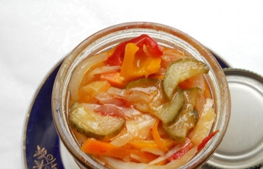 1. Этап. Салат Охотничий с капустой на зиму: 7. Пока салатик готовится, простерилизуйте баночки. Разложите овощи по чистым баночкам и закатайте. Оставьте баночки вверх дном в тепле (закутав в одеяло, например) до полного остывания. После уберите в темное прохладное место.