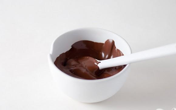 1. Этап. Банановые маффины с шоколадом: 3. В небольшой миске смешать кипяток и какао. Смесь должна напоминать расплавленный шоколад. Если он слишком густой, добавить еще 1 столовую ложку воды, но не делайте смесь слишком жидкой. Отставить в сторону.