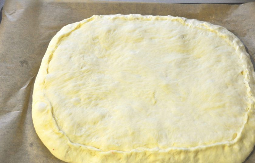 1. Этап. Пирог с зубаткой: Накройте пирог сверху пластом теста, аккуратно защипните края, как можно плотнее, чтобы при выпечке не подтекал сок.