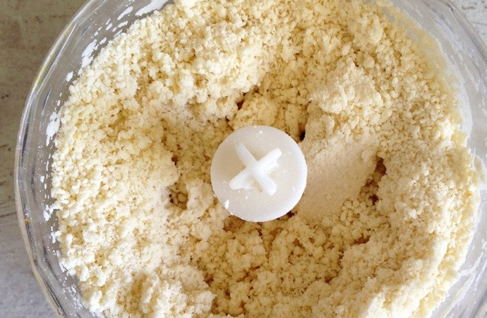 1. Этап. Галета с клубникой: 1. Просейте муку и смешайте ее с 1 ложкой сахара и апельсиновой цедрой. Перемешайте мучную смесь в комбайне с холодным сливочным маслом и рикоттой.