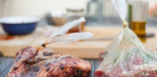 1. Этап. Плечо ягненка на гриле: 7. Плечи заверните в пластиковый пакет или пищевую пленку и отправляйте в холод на ночь мариноваться.