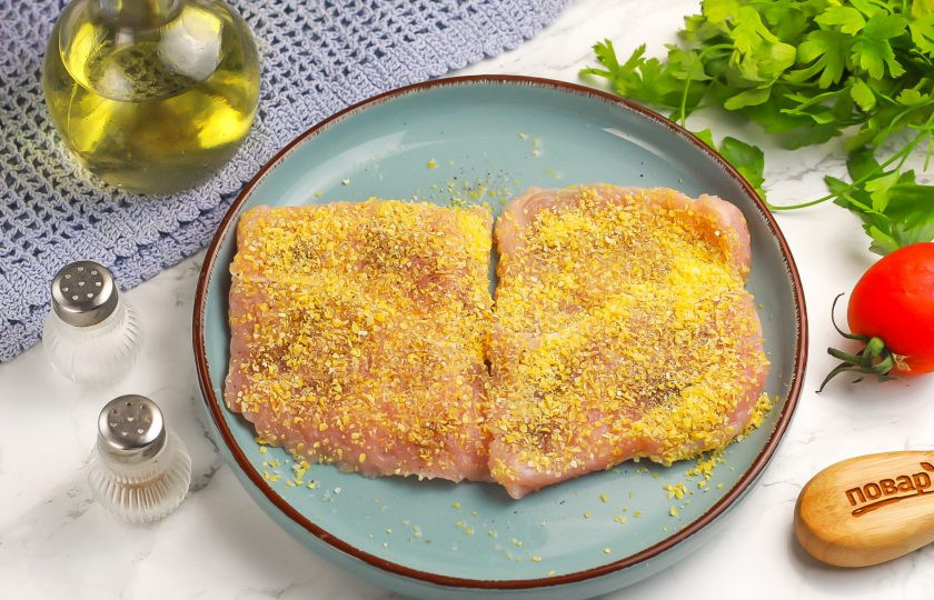 1. Этап. Жареная индейка со свеклой: Обпанируйте филе со всех сторон в панировочных сухарях или кукурузной, пшеничной муке.